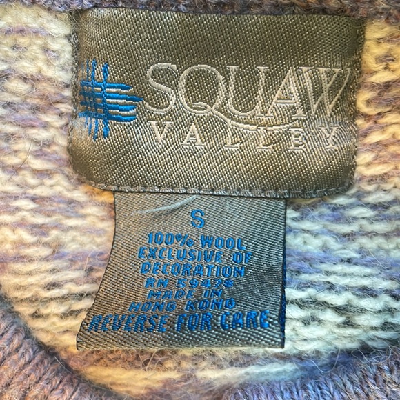 Scandinavian style 100% wool sweater, metal buttons - Picture 2 of 7